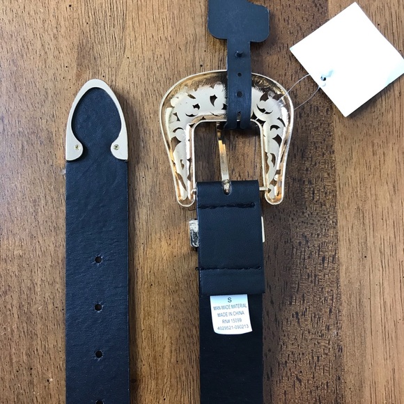 Woman’s Black Belt With Gold tone Buckle Small - Picture 9 of 9